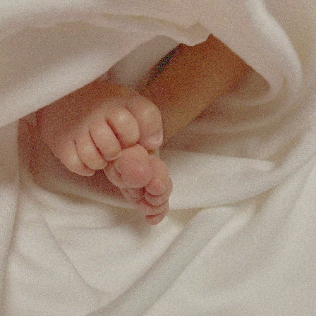 hrjnys's tweet image. Halo! Alhamdulillah kemarin malam pukul 23.06 WIB, anak kami telah lahir. Meet 𝗗𝗮𝗻𝗮𝘀𝘁𝗿𝗶 𝗕𝗮𝘀𝗮𝗴𝗶𝘁𝗮 𝗔𝗱𝗶𝗺𝘂𝗿𝘁𝗶 ( 이보미 ) 🌸

She's so pretty, just like her Ibu and yeeeep, nangisnya kencang. Kalau kata nyokap persis kayak gue pas lahir. Menggelegar.