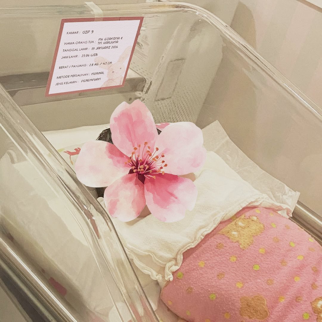 hrjnys's tweet image. Halo! Alhamdulillah kemarin malam pukul 23.06 WIB, anak kami telah lahir. Meet 𝗗𝗮𝗻𝗮𝘀𝘁𝗿𝗶 𝗕𝗮𝘀𝗮𝗴𝗶𝘁𝗮 𝗔𝗱𝗶𝗺𝘂𝗿𝘁𝗶 ( 이보미 ) 🌸

She's so pretty, just like her Ibu and yeeeep, nangisnya kencang. Kalau kata nyokap persis kayak gue pas lahir. Menggelegar.