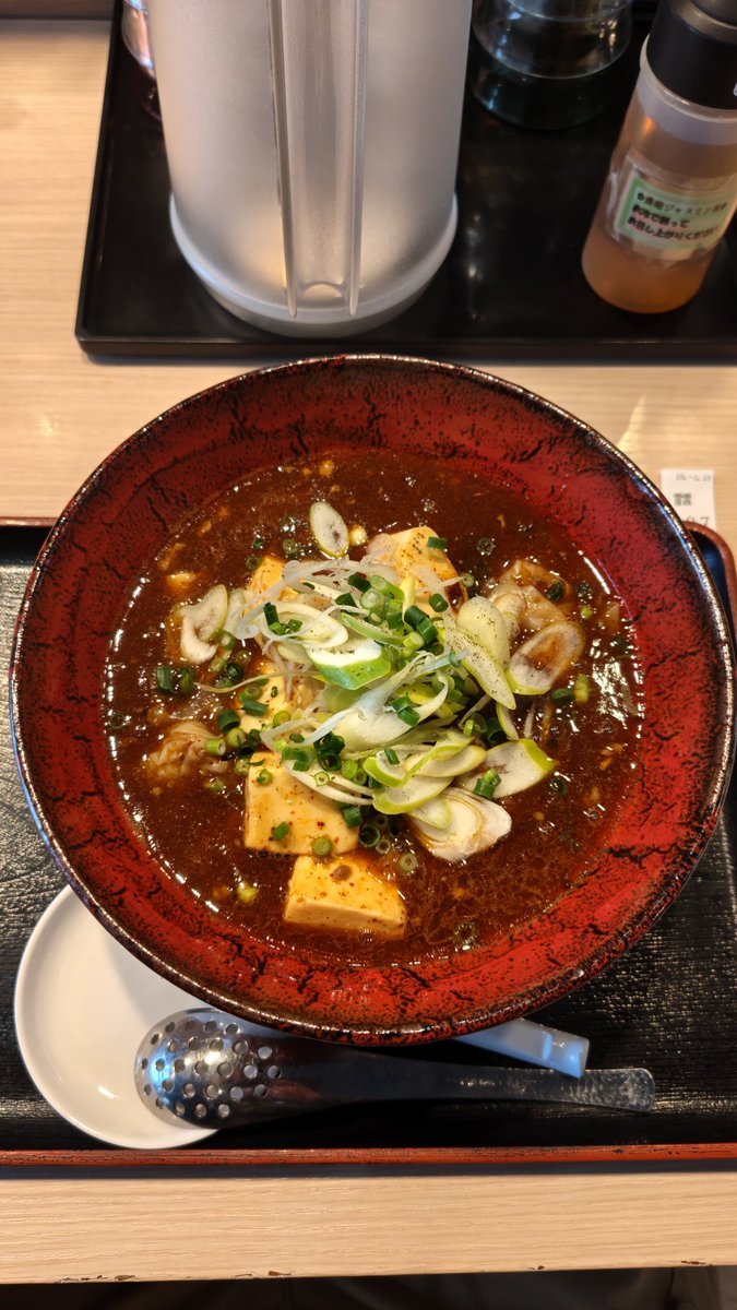 今日の遅い昼飯　鶴岡の花鳥風月さんへ🍜　黒麻婆　雷神　辛さ20倍との事😳　でも辛いけど旨味も感じる。豆腐柔らかくてウマ〜😋もちろんしっかり汗かきました💦これの上、100倍の阿修羅もあるそうで怖いような食べたいような…😅ごちそうさまでした😋