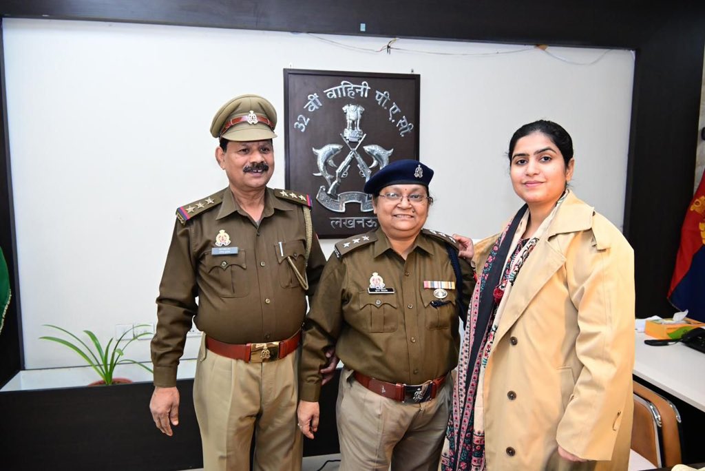 co32pacup's tweet photo. सेनानायक महोदया सुश्री प्राची सिंह आईपीएस द्वारा निरीक्षक (लिपिक) से पुलिस उपाधीक्षक (लिपिक वर्गीय) के पद पर पदोन्नति प्राप्त करने पर श्रीमती पूनम तिवारी को स्टार लगाकर हार्दिक बधाई एवं शुभकामनाएँ दी गईं। यह उपलब्धि उनके परिश्रम व सेवाभाव का प्रतीक है।@adgpacup @prachiIPS https://t.co/VrY6RQTMDG