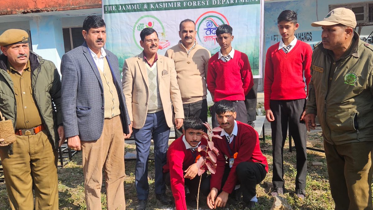 DiprKathua's tweet image. 🌱🌍 A plantation drive was organised at GMHSS Basohli, with active participation of students and staff, promoting environmental awareness and a shared commitment towards protecting and nurturing nature.
#PlantationDrive #GreenInitiative #SaveEnvironment #Basohli 

@diprjk