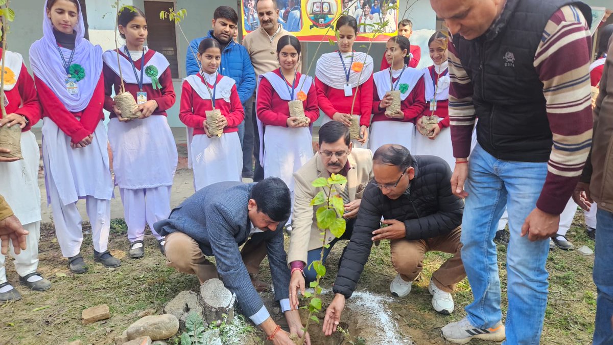 DiprKathua's tweet image. 🌱🌍 A plantation drive was organised at GMHSS Basohli, with active participation of students and staff, promoting environmental awareness and a shared commitment towards protecting and nurturing nature.
#PlantationDrive #GreenInitiative #SaveEnvironment #Basohli 

@diprjk