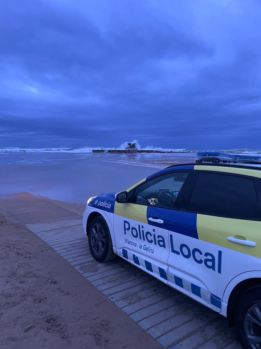 🌊 ALERTA PER FORT ONATGE
Per seguretat, el Dic de Ponent queda tancat preventivament fins a nou avís.
Eviteu apropar-vos als espigons i respecteu la senyalització.