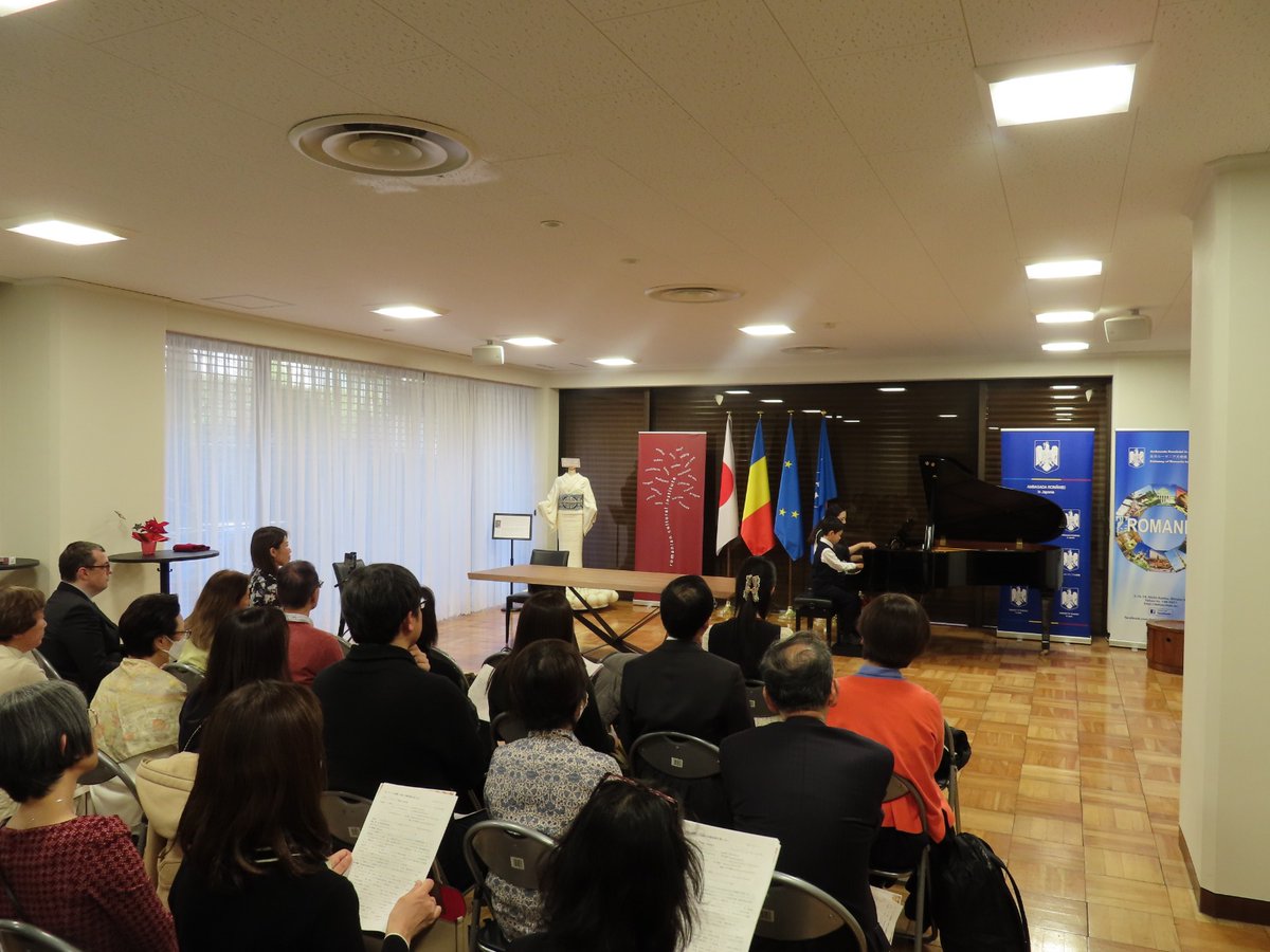 RO_Emb_Japan's tweet image. ルーマニア大使館は1月16日、NHK文化センターとの共催により、ルーマニアの歴史、地理、および文化に関するプレゼンテーションを行いました。ピアニストの原口摩純氏が、若きアーティストと共にジョルジェ・エネスクやディヌ・リパッティの楽曲を演奏するピアノコンサートも行われました。