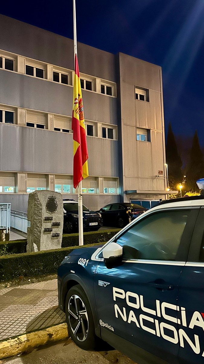 policia's tweet photo. España amanece hoy con las banderas a media asta

Desde cada comisaría de Policía Nacional, un mismo mensaje: memoria, respeto y duelo por las víctimas del accidente ferroviario de #Adamuz #Córdoba

Estamos con sus familias y seres queridos 🖤 https://t.co/wnzd5dEDH3