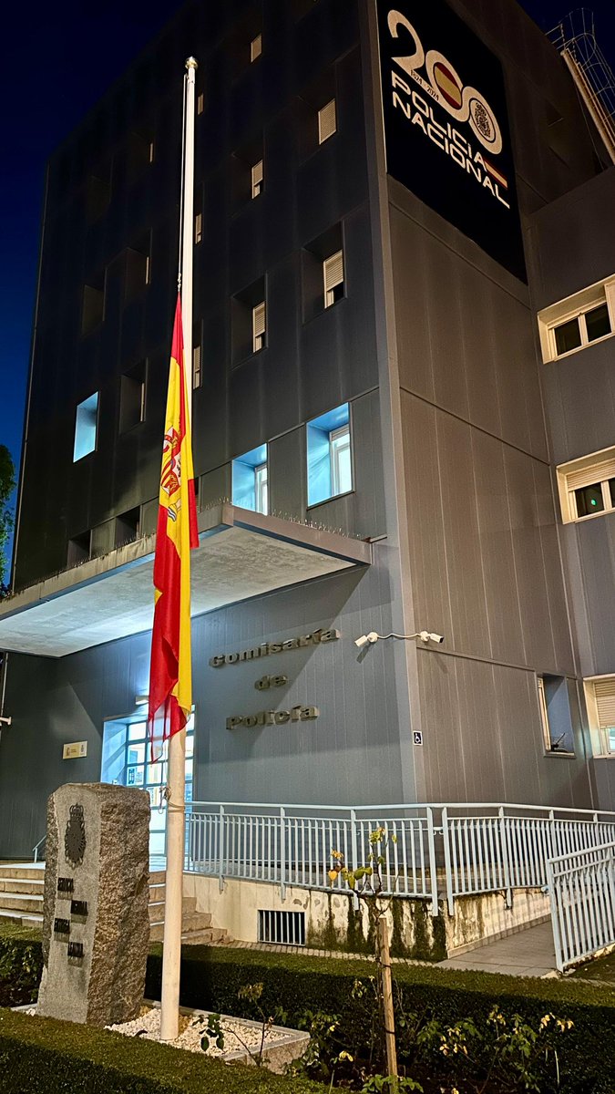 policia's tweet photo. España amanece hoy con las banderas a media asta

Desde cada comisaría de Policía Nacional, un mismo mensaje: memoria, respeto y duelo por las víctimas del accidente ferroviario de #Adamuz #Córdoba

Estamos con sus familias y seres queridos 🖤 https://t.co/wnzd5dEDH3