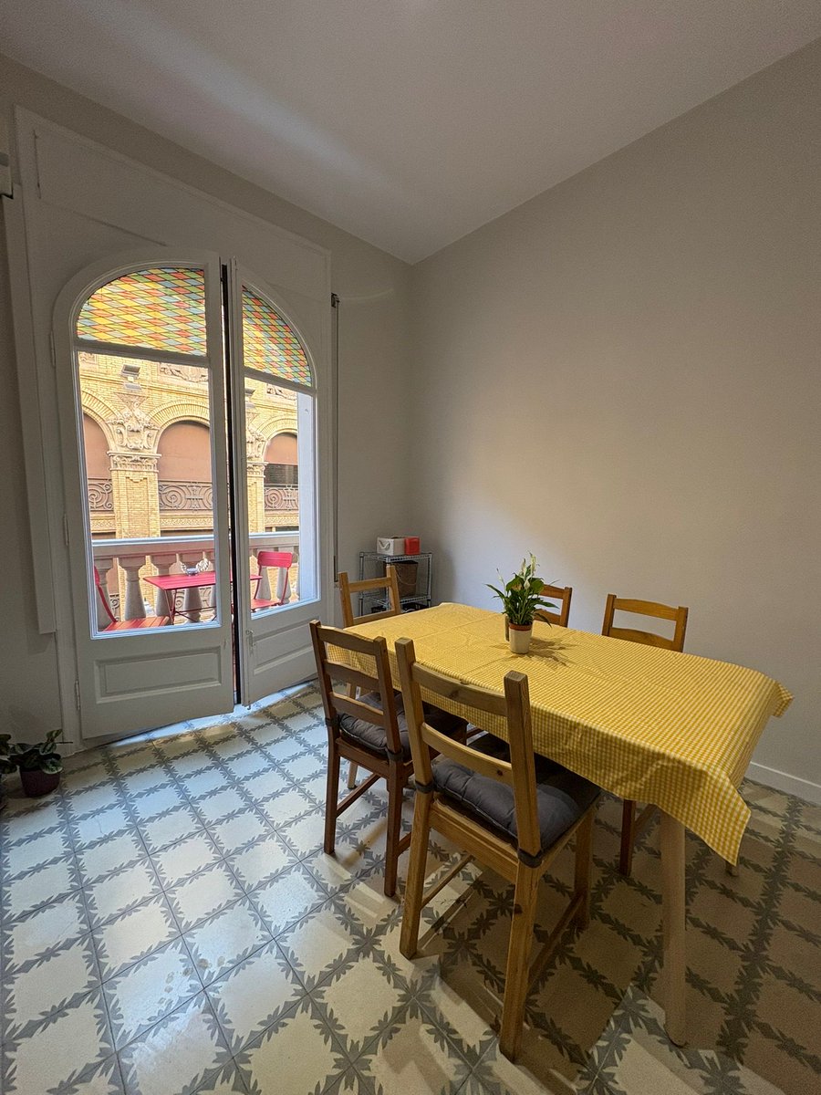 Busquem una quarta companya de pis! 🏡✨Som tres noies de 24 anys que vivim a prop de Plaça Universitat. El pis està molt ben situat, té bon ambient i totes treballem, així que busquem algú amb una rutina semblant. Si t’interessa o vols més informació, escriu-nos!