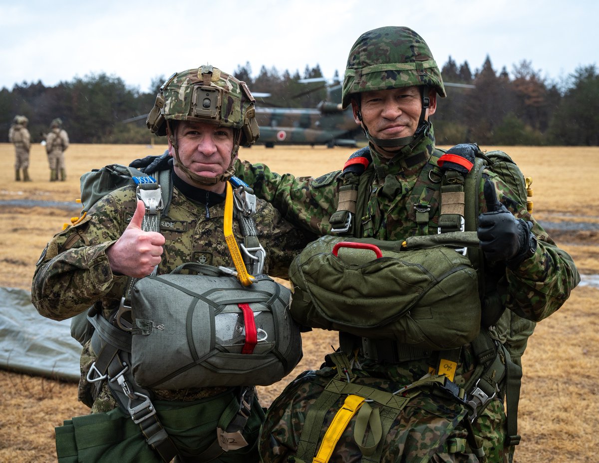 米陸軍第11空挺師団長、（カナダ人）マクブライド准将と陸上自衛隊第1