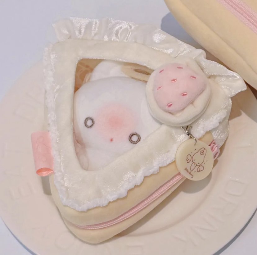 tinyfluffyx's tweet image. Pre 🎀 กระเป๋าตุ๊กตา 10cm 

แบบสามเหลี่ยม 
🧸 - 260฿ มัดจำ 110฿

แบบสี่เหลี่ยม
🧸 - 295฿ มัดจำ 130฿

ค่าส่งในไทย ไปร(eco) 30฿ / flash 40฿

⚠️เป็นรอบผลิต รอของนานประมาณ 2-3 เดือน 

ปิดรับ : 30/01 ❗️