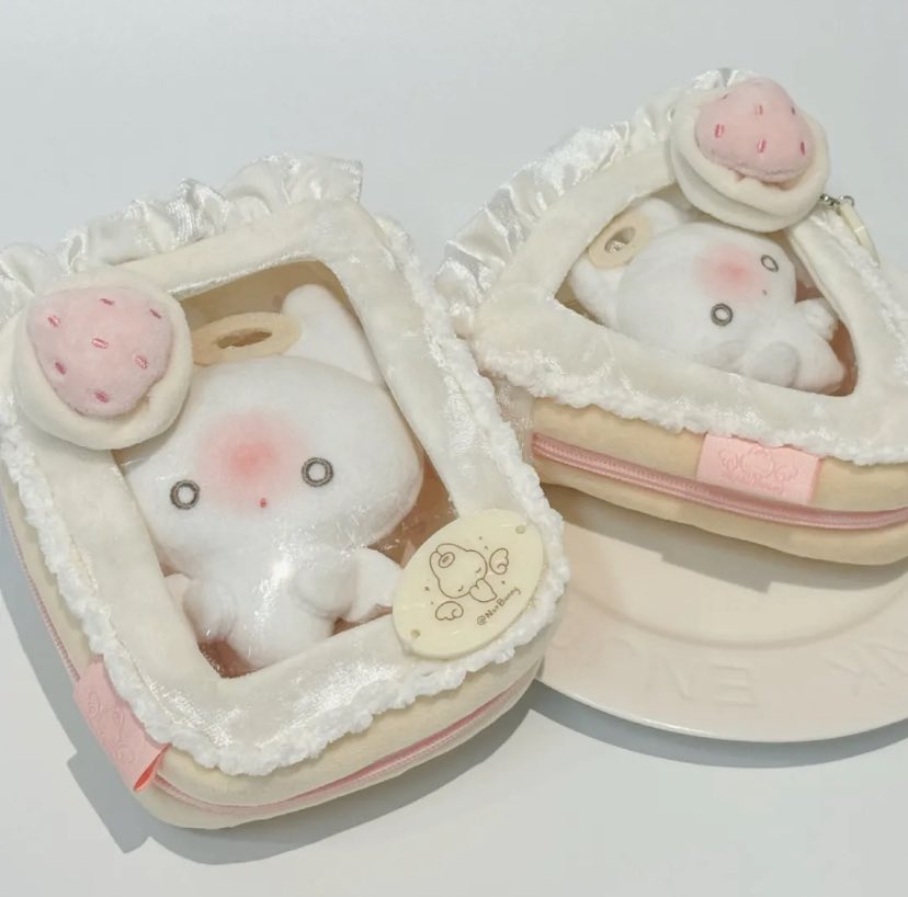 tinyfluffyx's tweet image. Pre 🎀 กระเป๋าตุ๊กตา 10cm 

แบบสามเหลี่ยม 
🧸 - 260฿ มัดจำ 110฿

แบบสี่เหลี่ยม
🧸 - 295฿ มัดจำ 130฿

ค่าส่งในไทย ไปร(eco) 30฿ / flash 40฿

⚠️เป็นรอบผลิต รอของนานประมาณ 2-3 เดือน 

ปิดรับ : 30/01 ❗️