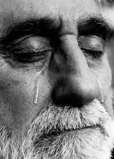 ALNEMERK's tweet image. بعض القرارات طبياً صحيحة لكنها إنسانياً ثقيلةٌ جداً على القلب؛
ومن أصعب تلك المواقف عليّ شخصياً أن أناقش كبيراً في السن حول عدم قدرته طبياً على الصيام حيث يجتمع عليه الابناء والبنات والطبيب ليقنعوه وهو يُدَافِعُهم فتجد في نبرة كلامه حُزناً وهو يحاول اقناعهم انه يستطيع! ونظراته…