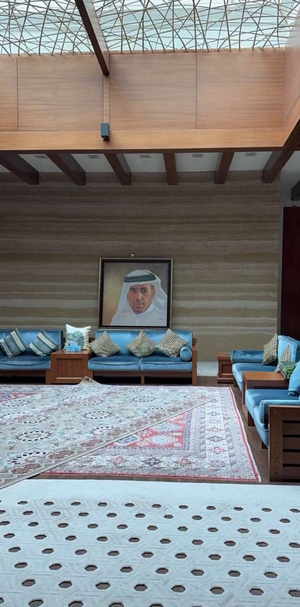 كن الاودام على الكعبه تطوف العصير 
جمع النشامى على مجلس محمد خلف

تلقى نباه بمحله حي مهما يصير 
وجمايله حي ولا ميْت ما تختلف 

الله يرحمه ويغفر له
#محمد_خلف_المزروعي