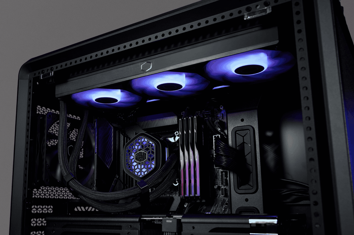 CoolerMasterJP's tweet photo. オーバークロック性能を引き出す、理想の液冷ソリューション。

MasterLiquid Atmos II は、改良されたデュアルチャンバー設計を採用。水圧を高め、CPU のホットスポットへ最適化された水流を直接届けることで、優れた冷却効率を実現します。

PPS とグラスファイバーを使用したポンプハウジングは、高い耐熱性と工業レベルの耐久性を備え、70°C・3,000 時間、120°C・12 時間*の過酷なテストをクリア。長期間にわたり、安定した高性能冷却を提供します。

日本で発売中。
👉 https://t.co/1g4Kpx1uZw

#CoolerMaster #MasterLiquid #AtmosII