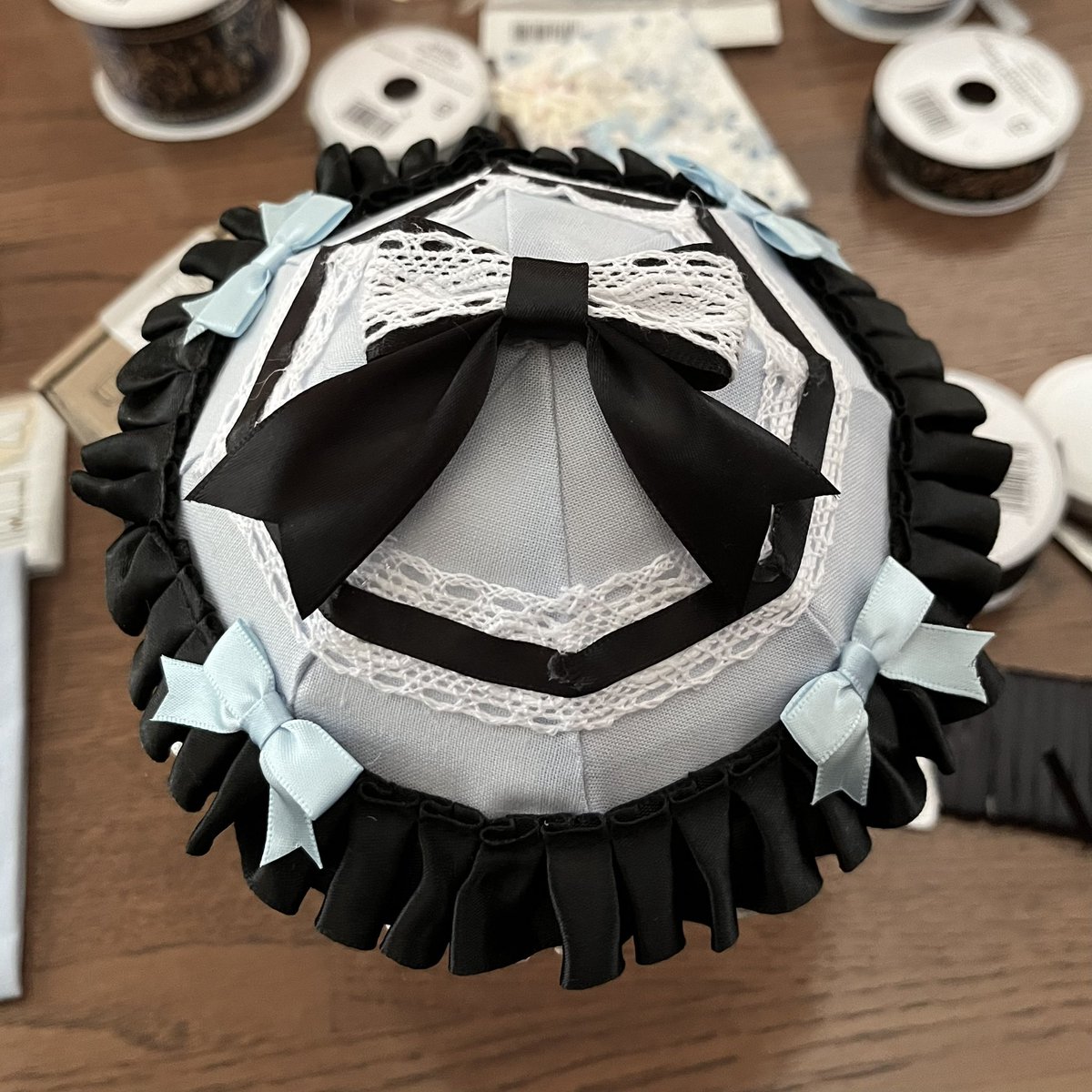 naga__tee's tweet image. ブックマークが多いみたいなので一応…
引用元の傘は100均のドール用傘に針金、切ったクリアファイルをつけて若干大きくしてます❣️
その上に布を被せて飾り付けして作りました💪
布は裁縫上手でくっつけて作りましたが、ミシンで縫った方がもうちょっと綺麗に作れるかも……❔❔