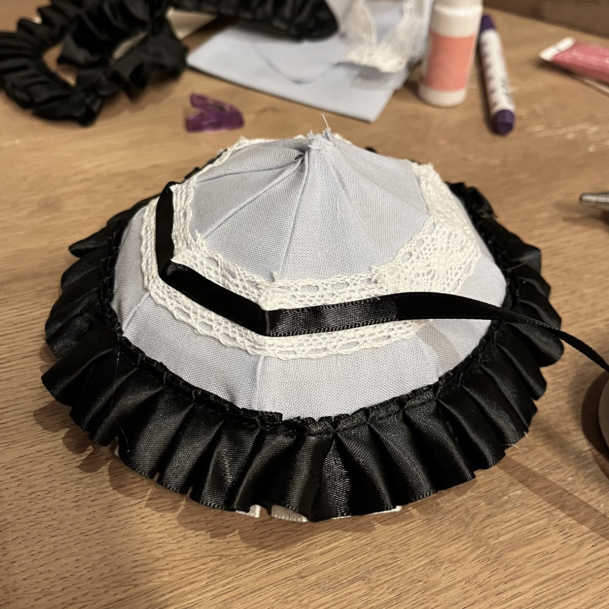 naga__tee's tweet image. ブックマークが多いみたいなので一応…
引用元の傘は100均のドール用傘に針金、切ったクリアファイルをつけて若干大きくしてます❣️
その上に布を被せて飾り付けして作りました💪
布は裁縫上手でくっつけて作りましたが、ミシンで縫った方がもうちょっと綺麗に作れるかも……❔❔