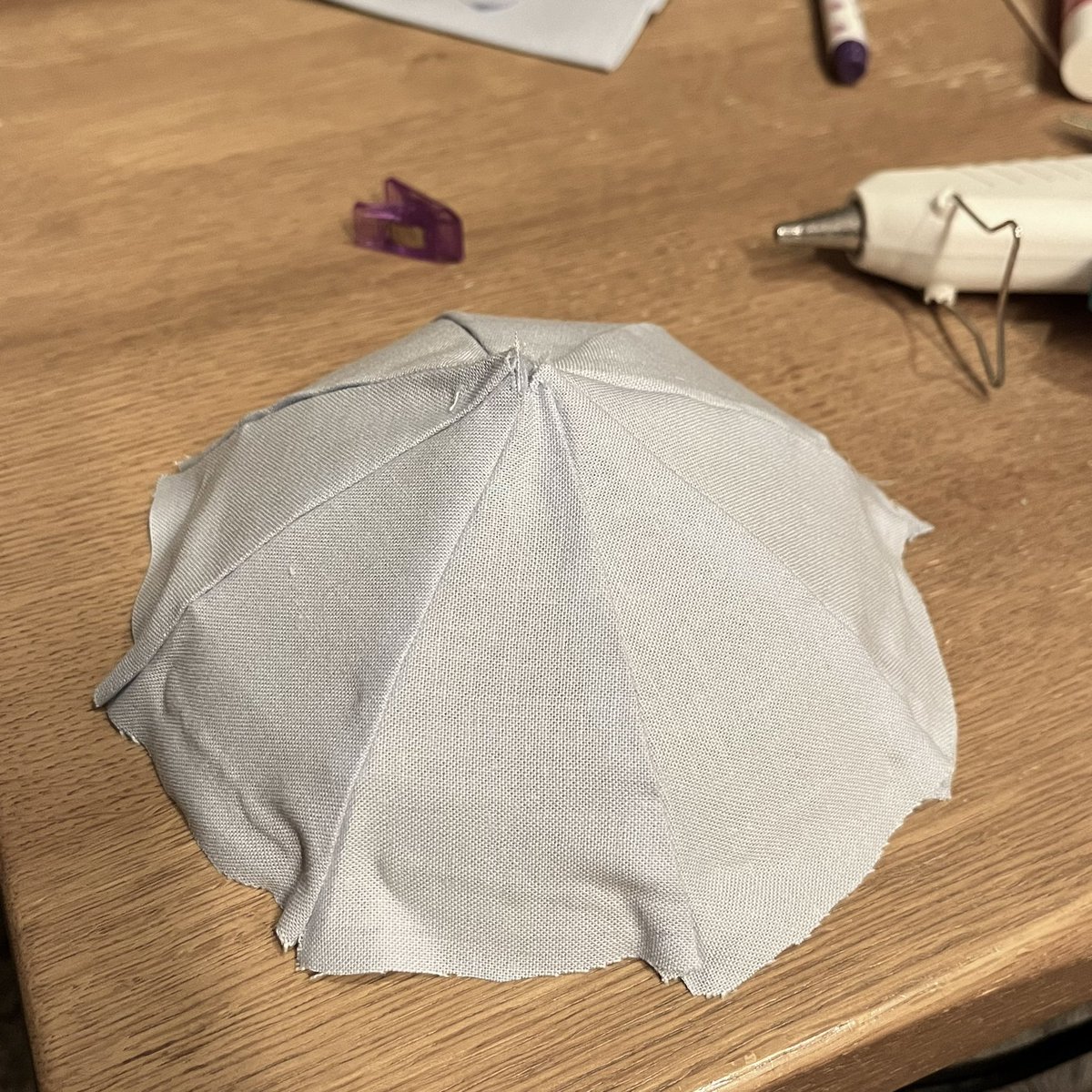 naga__tee's tweet image. ブックマークが多いみたいなので一応…
引用元の傘は100均のドール用傘に針金、切ったクリアファイルをつけて若干大きくしてます❣️
その上に布を被せて飾り付けして作りました💪
布は裁縫上手でくっつけて作りましたが、ミシンで縫った方がもうちょっと綺麗に作れるかも……❔❔