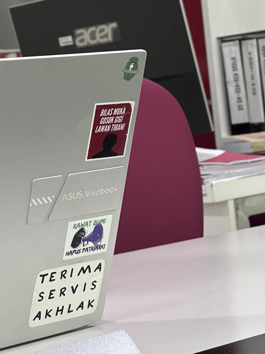 nabiylarisfa's tweet image. Kalau lagi nguji skripsi/tesis, hiburanku adalah ngeliatin sticker laptop mahasiswa yang lucu-lucu.