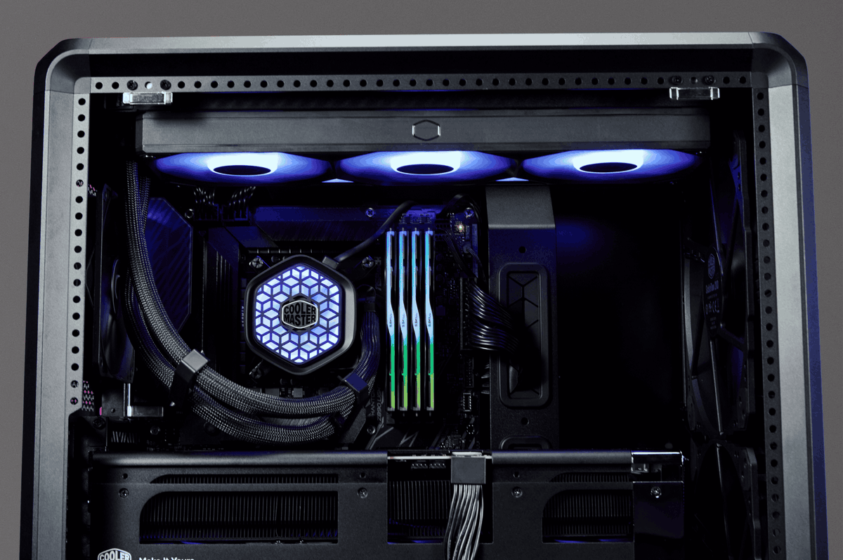 CoolerMasterJP's tweet photo. オーバークロック性能を引き出す、理想の液冷ソリューション。

MasterLiquid Atmos II は、改良されたデュアルチャンバー設計を採用。水圧を高め、CPU のホットスポットへ最適化された水流を直接届けることで、優れた冷却効率を実現します。

PPS とグラスファイバーを使用したポンプハウジングは、高い耐熱性と工業レベルの耐久性を備え、70°C・3,000 時間、120°C・12 時間*の過酷なテストをクリア。長期間にわたり、安定した高性能冷却を提供します。

日本で発売中。
👉 https://t.co/1g4Kpx1uZw

#CoolerMaster #MasterLiquid #AtmosII