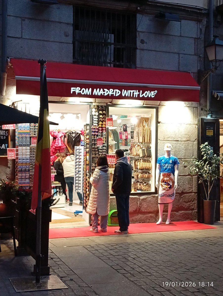 ¡Éxito imparable del monument
o! 🏆🏅 Ahora puerta si y otra también ¿Terminará siendo la #plazamayordemadrid un polígono de souvenirs <a href="/seguragc/">Carlos Segura</a> <a href="/AlmeidaPP_/">José Luis Martínez-Almeida</a> ? ¿Cómo se está gestionando este BIC <a href="/CiudadanaMartaR/">Marta Rivera 🇪🇸</a> ? ¿Un Plan de Usos dentro del BIC no reviste carácter de urgencia?