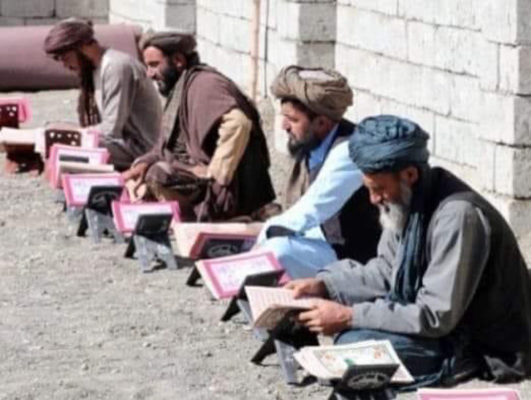 AYNI KUR’AN’I OKUYORLAR

▪ Taliban okuyor, kafa kesiyor.
▪ Maraşlı okuyor, karın deşiyor.
▪ IŞİD okuyor, kadın satıyor.
▪ Sivaslı okuyor, adam yakıyor.
▪ El Nusra okuyor, kendini patlatıyor.
▪ Cübbeli okuyor, deve sidiği içiyor.
▪ FETÖ okuyor, ortalığa sümük saçıyor.
▪