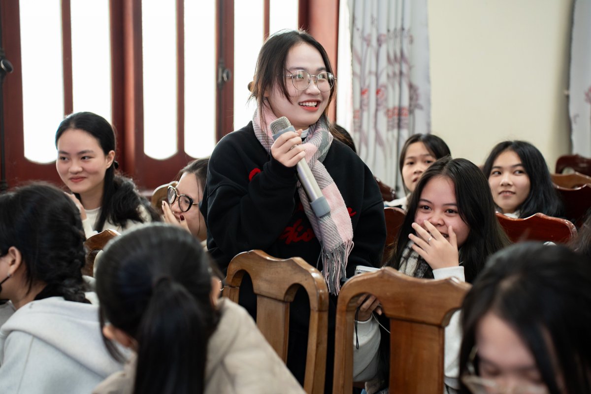 5/ The meetup wrapped up with mini-games and open networking, creating  space for students to connect more closely with speakers, organizers, and  the Fintech & AI community.