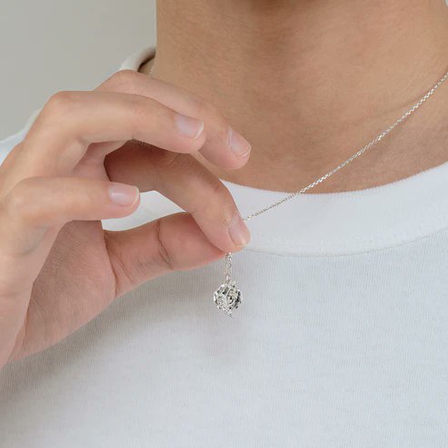 #BDO #BlackDesertOnline

A beautiful necklace inspired by Shai's main weapon, Florang, and her class icon is now available on the Pearl Abyss Store.

The necklace showcases intricate designs of both Florang and her class icon. It features a textured design around her class icon