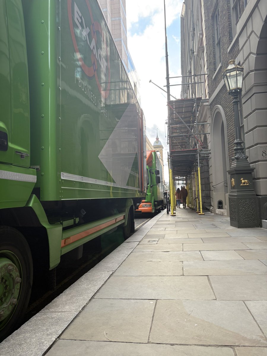 exactmoves's tweet photo. The wheels keep on turning … another happy client today.

📍Dowgate Hill 

#London #LeanGreenRemovalMachine #alwaysbeEXACT https://t.co/vB9W7dyzX9