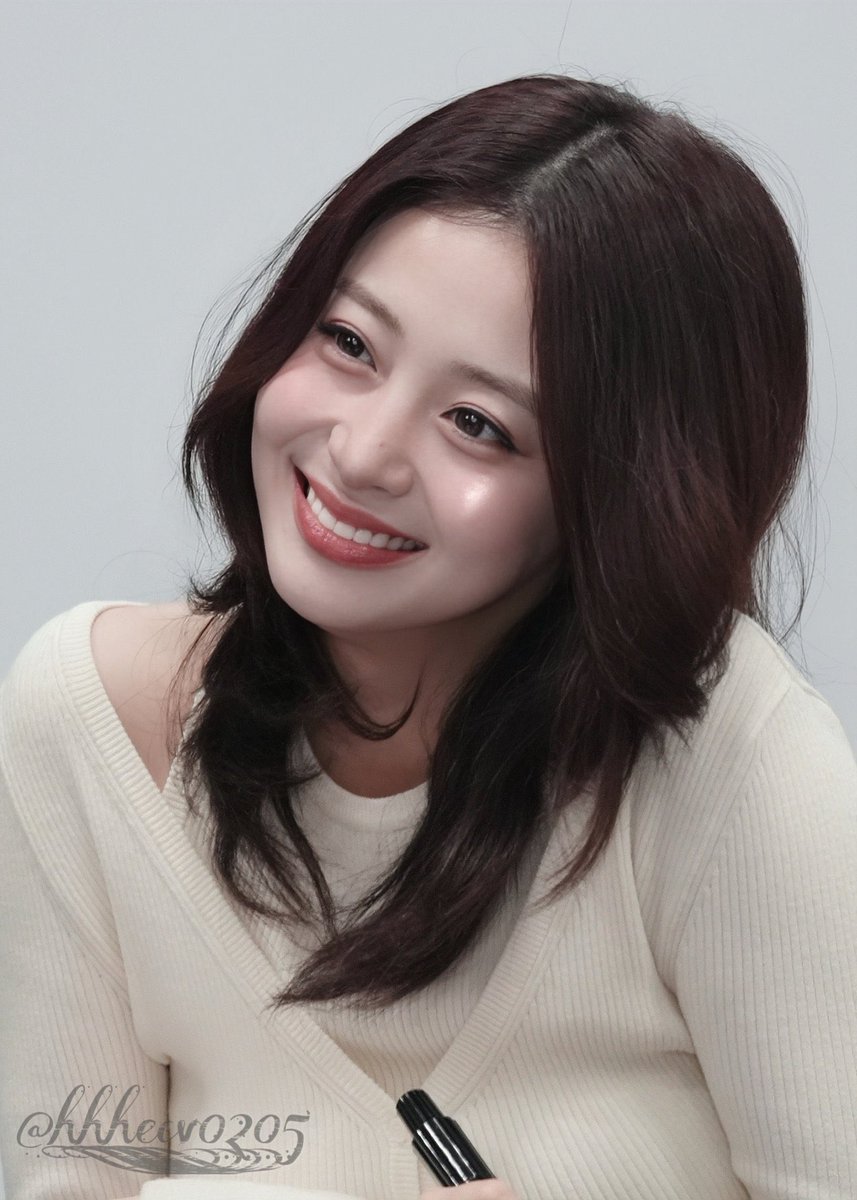 writtenbyhuh's tweet image. i really don’t understand how people can survive fansigns if yunjin was looking up at me like this i would not even know how to recover