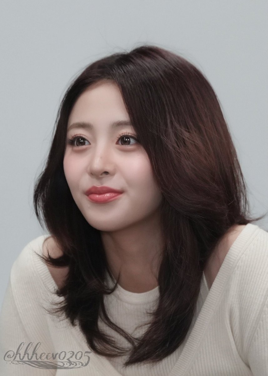 writtenbyhuh's tweet image. i really don’t understand how people can survive fansigns if yunjin was looking up at me like this i would not even know how to recover