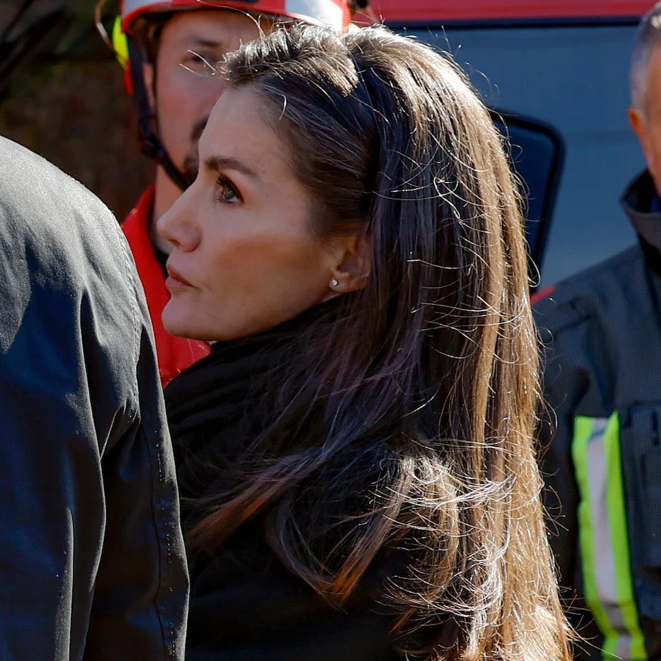 Hay gestos que no se dictan por protocolo, sino que nacen de la fibra más humana de una persona. Hoy queremos decir gracias. Gracias a la Reina Letizia, por haber sabido transformar la solemnidad de la Corona en un abrazo cálido y constante para todos los españoles, especialmente