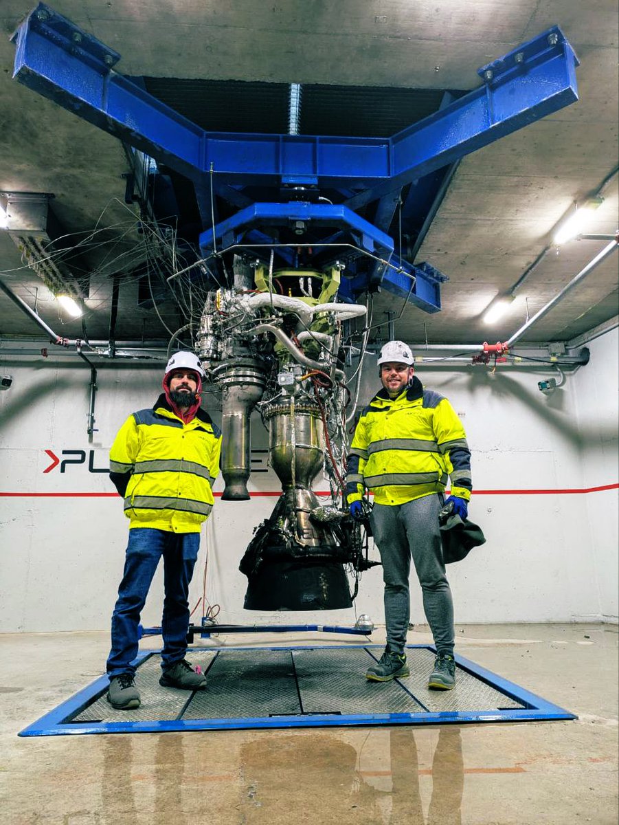This is #MIURA5’s  #TEPREL-C , largest privately developed turbopump fed rocket engine ever developed in #Europe, in our test bench. Humans for scale, <a href="/PLD_Space/">PLD Space</a> founders <a href="/ingverdu/">Raúl Verdú</a> &amp; <a href="/RaulTorresPLD/">Raúl Torres🇪🇸</a> #VamosMIURA