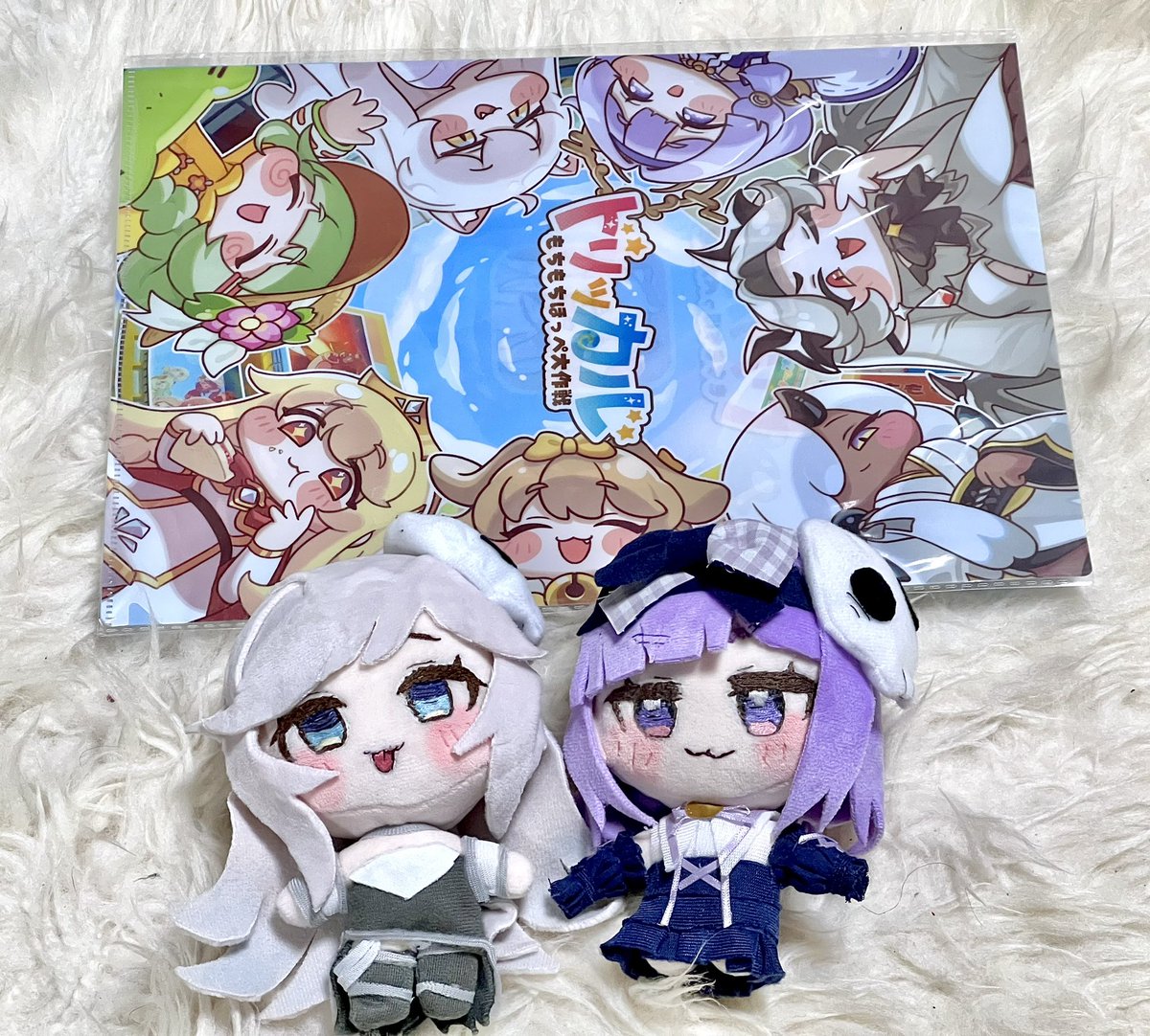 65sart's tweet image. #トリッカル
アリスぬいちゃん完成！！体が小さすぎて足元が全部隠れるし袖が足りないしで難航したけど何とか出来た！！
今回も頭の着脱可能！同じ型紙なのになんかシェイディのがデカいのは何故だ…？

とにかく新しいもちほっぺ（もちほっぺ感は低い）ぬい完成だー！

並べるとゆっくり感ある…？