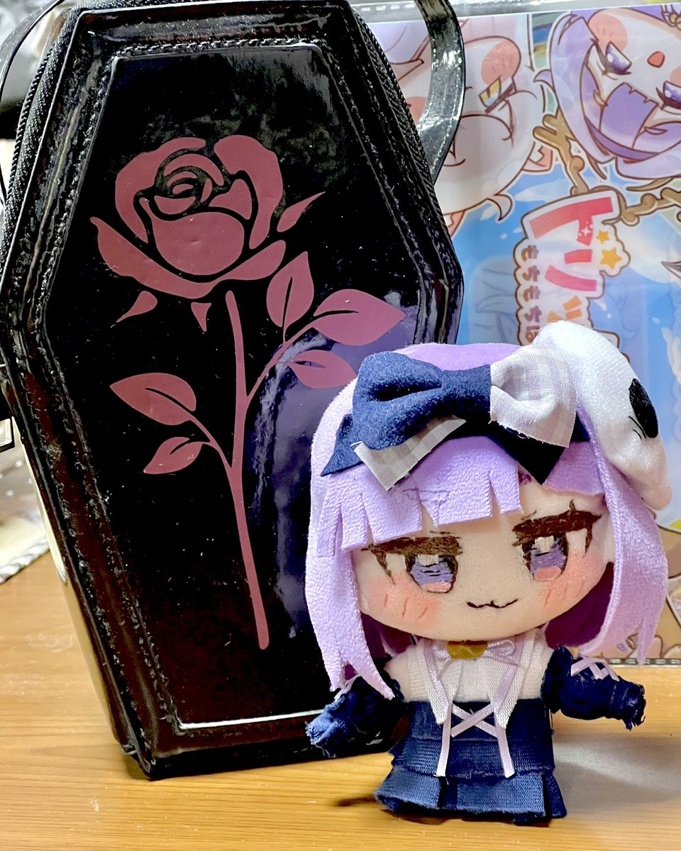 65sart's tweet image. #トリッカル
アリスぬいちゃん完成！！体が小さすぎて足元が全部隠れるし袖が足りないしで難航したけど何とか出来た！！
今回も頭の着脱可能！同じ型紙なのになんかシェイディのがデカいのは何故だ…？

とにかく新しいもちほっぺ（もちほっぺ感は低い）ぬい完成だー！

並べるとゆっくり感ある…？