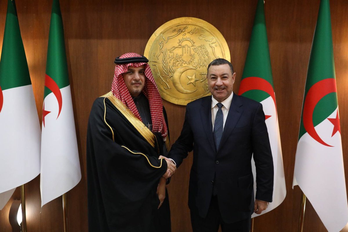 وزير الداخلية سعيد سعيود يستقبل رئيس جامعة نايف للعلوم الأمنية بالمملكة العربية السعودية.د. عبد المجيد بن عبد الله البنيان،تباحثا سبل تعزيز التعاون وترقية العلاقات في المجالات ذات الاهتمام المشترك ،اللقاء حضره سفير المملكة بالجزائر،المدير العام للأمن الوطني والأمين العام للوزارة