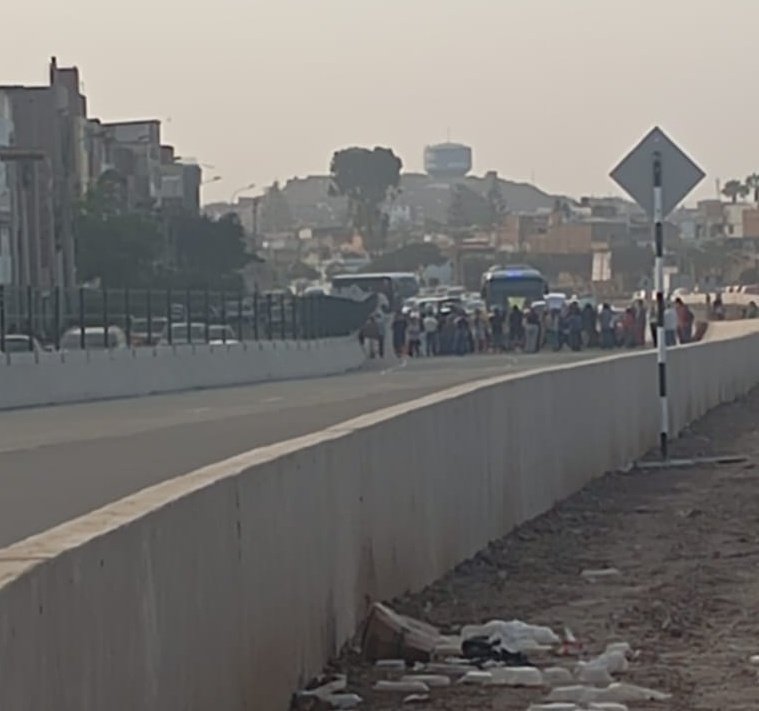 Protesta de vecinos de Surco por muerte de anciana tras ser atropellada ayer en la Vía Expresa. Congestión vehicular hasta avenida Próceres.