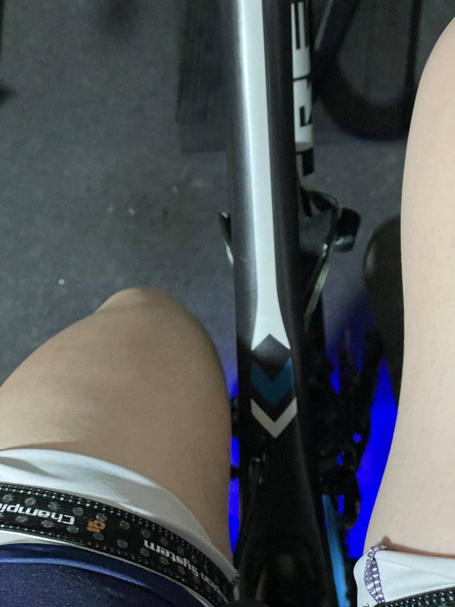 3年くらい前に2000円くらいで買ったビブの裾の滑り止めが痒くて折ってローラーしてる