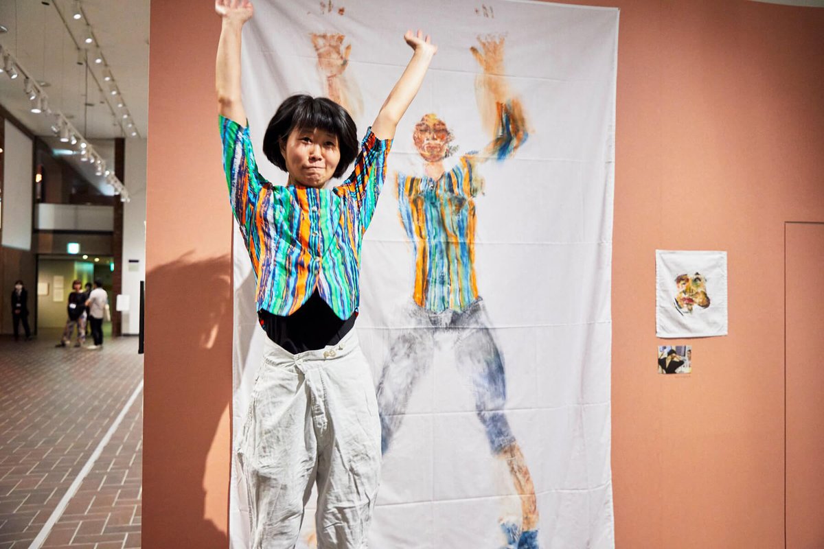 昨年の「つくるよろこび　生きるためのDIY」展でも異彩を放っていた版画家の若木くるみさんにインタビューしました。
周囲のあらゆるものを「版」に変える、その独創的な制作はどこから来たのか。世の価値観も、コンプレックスも反転させるという、版画の魅力を聞いています。tobikan.jp/diy/report04.h…