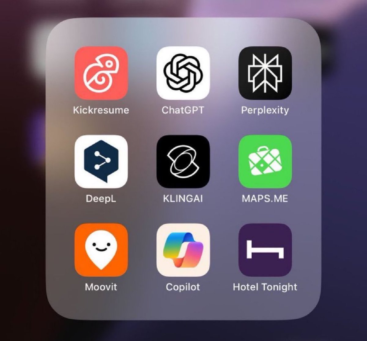 Telefonunuzda bulunması gereken uygulamalar: 

Kickresume: CV oluşturma  
ChatGPT: Çözüm asistanı 
Perplexity:  Araştırma
deepL: Çeviri
Kling AI: Video üretme 
MapsMe: Çevrimdışı harita 
Moovit: Toplu taşıma ağları 
Copilot: Çözüm asistanı
Hotel Tonight: Boş kalan otel odaları