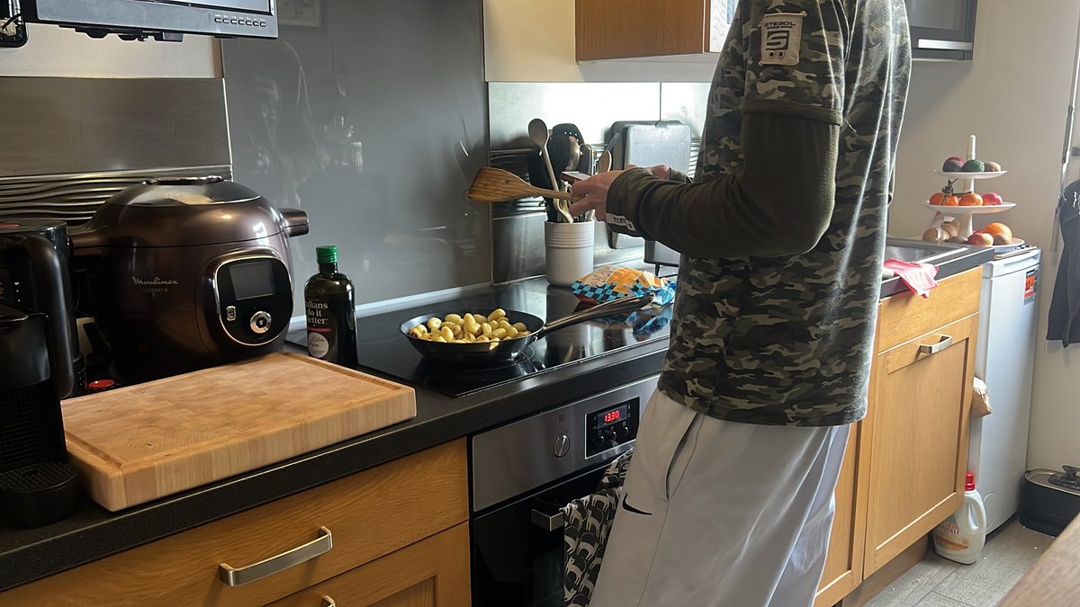 ysmn_kingg's tweet image. men à la cuisine :p #meninthekitchen