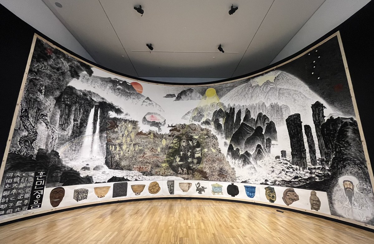 경주 솔거미술관 ‘신라한향’ 전시예요 막상 갔더니 다른 작품에 더 반했다는.. 4월 26일까지라고 하니 참고하세요! 엑스포 공원 안에 있어서 통합권 구매하시면 관람할 수 있어요 미술관이 아름다워서 계절마다 방문해도 좋을 것 같아요 (첫번째 사진 눌러봐 주세요 🥺)