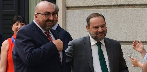 RobertoVaquero_'s tweet photo. En los tres años que Ábalos estuvo al frente del Ministerio de Transportes, se hizo adjudicaciones a la constructora Azvi por 150 millones de euros.

La misma empresa, que también pagaba a Koldo 6000 euros al mes, formaba parte de la UTE que reparó el tramo del descarrilamiento de Adamuz (Córdoba).

Todo lo que rodea al PSOE está podrido hasta arriba de corrupción y los únicos que pagan son los españoles.