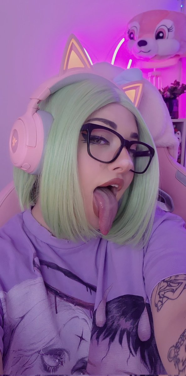 No it's not editing. No it's not nasty Ai. My tongue is naturally just that long 😳

OF: JazzyFoxe