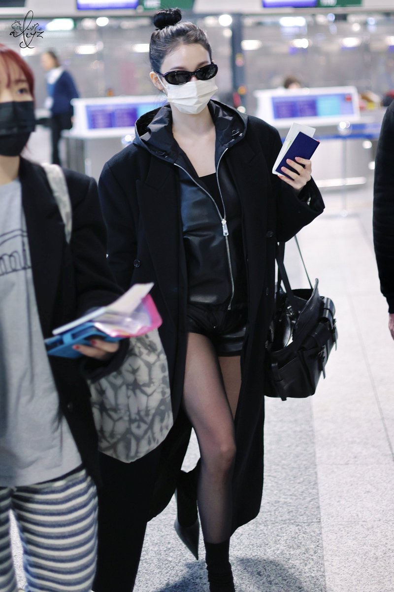 whiteAngel0001's tweet image. 脚長すぎるし、お顔の造形隠されすぎているのにこの溢れ出る美女感…凄すぎです…あっぱれ！