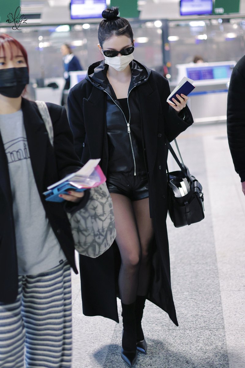 whiteAngel0001's tweet image. 脚長すぎるし、お顔の造形隠されすぎているのにこの溢れ出る美女感…凄すぎです…あっぱれ！