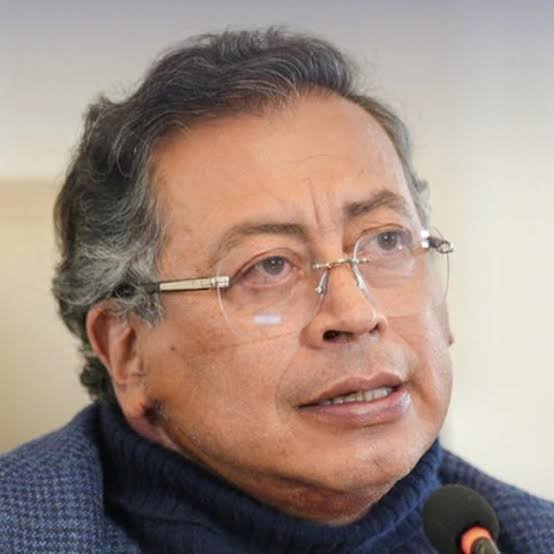 <a href="/IvanDuque/">Iván Duque 🇨🇴</a> endeudo al país para superar una pandemia mundial /////<a href="/petrogustavo/">Gustavo Petro</a> endeudo al país porque él, es una pandemia de ruina.