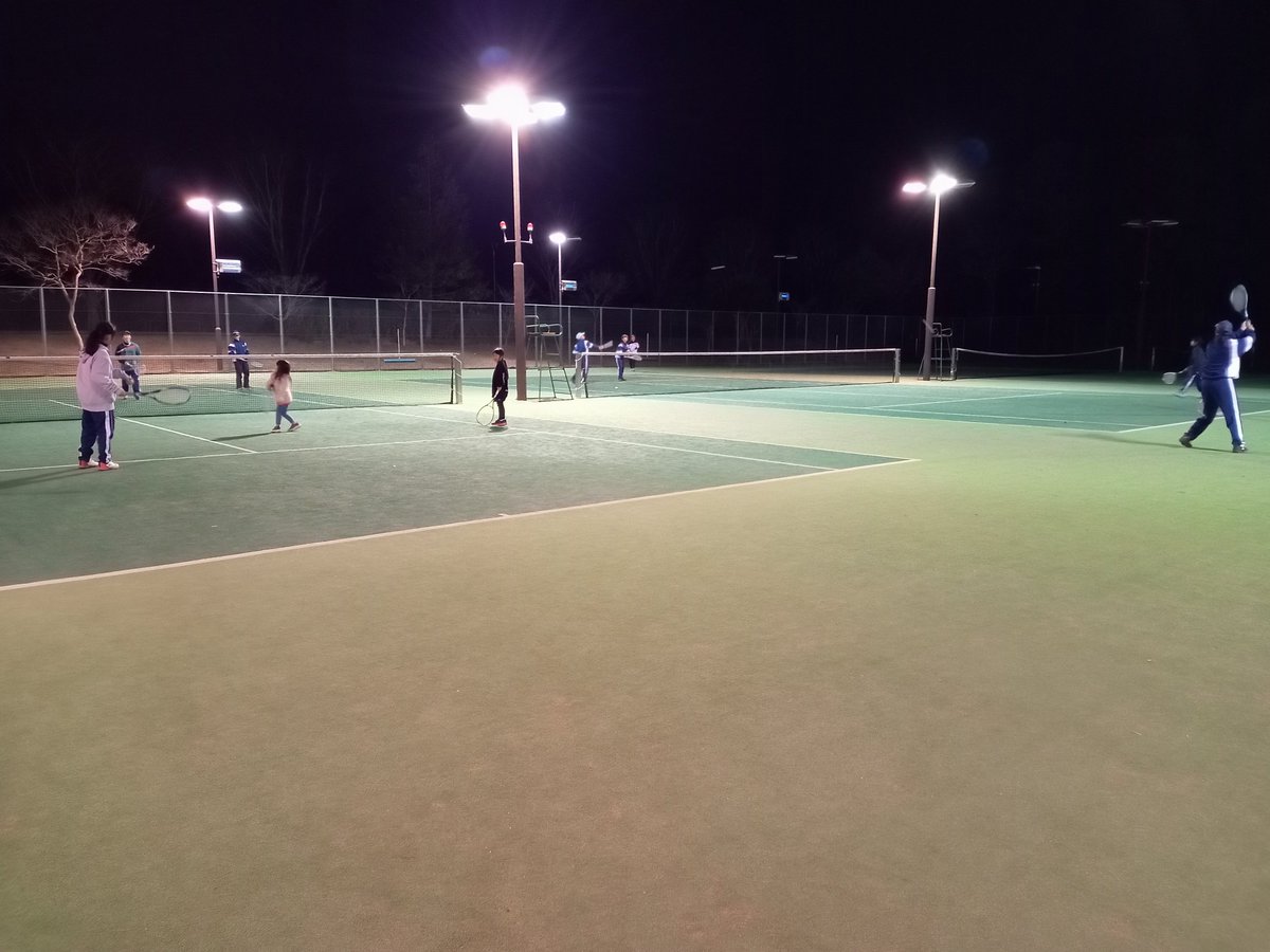 今日の練習には、かわいい年長、年少さんの娘たちが久しぶりに参加

私の20数年前の教え子の娘たち

パパママは中学高校県チャンピオン、インターハイの現役夫婦

願わくば、精神力STCジュニア立ち上げを……

中学生のお姉さんたちは母性本能くすぐられまくりでした😂