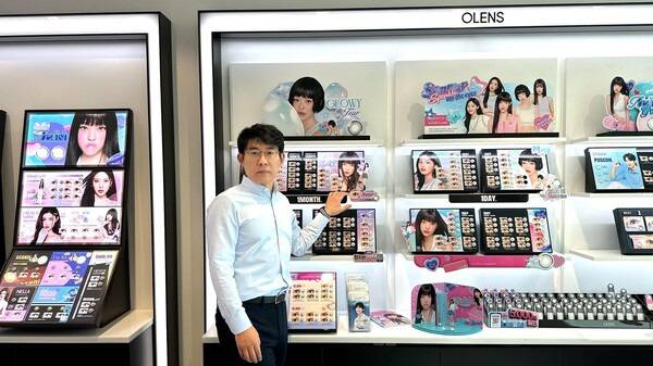 kkjjerr's tweet image. 스타비젼(오렌즈•카린) 박상진 대표님 감사합니다
뉴진스가 없이도 1년을 넘게 버틸 수 있었던 건 스타비젼 대표님 몫이 너무나도 컸어요
앞으로도 오렌즈 사랑할게요💙🩷💛💚💜