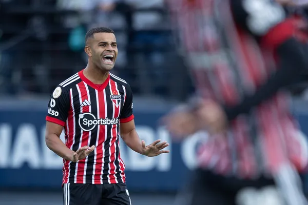 fielimprensayt's tweet photo. 🚨| ALISSON

Corinthians e São Paulo estão próximos de um acordo por Alisson.

Os moldes da negociação mudaram nos últimos dias, com uma troca de jogadores sendo deixada de lado e um empréstimo com opção de compra sendo o modelo mais aceito por ambas as partes.

Hoje o São Paulo enviará uma contraproposta ao Corinthians nos seguintes moldes: Empréstimo por um ano, com o Corinthians arcando com 100% dos salários, além de uma compensação financeira de R$ 1 milhão pelo empréstimo e um valor fixado para a opção de compra.

Ficará a cargo do Corinthians aceitar as condições exigidas pelo São Paulo. Alisson vê com bons olhos voltar a trabalhar com Dorival Júnior, que pediu a contratação do meio-campista.

📰| @andrehernan - ESPN/"Fala A Fonte"
📷| Diogo Reis/AGIF.