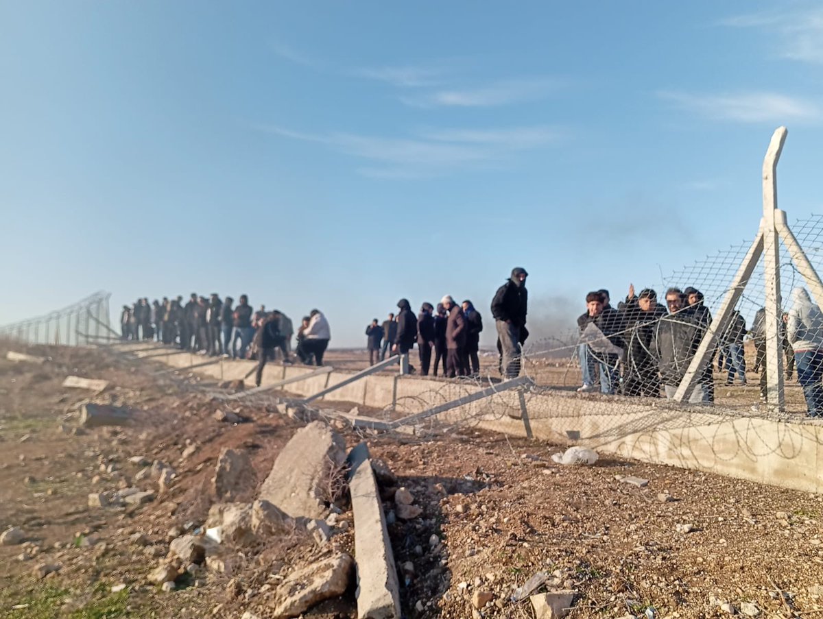 Terör örgütü PKK destekçileri, Suriye’de vurulan PKK’ya destek vermek için Mardin Nusaybin’den sınırı geçiyor.