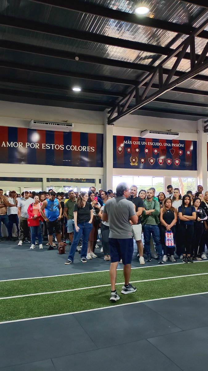 Danymacica's tweet photo. Parque Azulgrana!!! 💎

Con la presencia de los principales Directivos de las Formativas del Club,Arq Víctor González Acosta @vga1950 Lic Miguel Castillo, Lic Víctor Ibarrola, Ing Gustavo Samaniego Lic Jorge Storm (Pdte Esc Futbol), Lic Roberto Cáceres, Prof Hugo Caballero, bajo la coordinación Gral del Prof Juan Cruz Anselmi, Cerro Porteño presenta cuatro nuevas categorías formativas, en Futbol Infantil, para la temporada 2026, desde la sub 9 hasta sub 12.

Estos selectivos, que anteriormente formaban parte de las escuelas de fútbol, pasan a integrarse oficialmente al Club, marcando un paso clave en el fortalecimiento del proyecto deportivo e incorporando una formación de nivel profesional desde temprana edad, bajo la metodología, lineamientos y acompañamiento del Área de Formativas.
🔵🔴💪🏻🇵🇾
#LaGranJugada @nanduti @rockandpop955